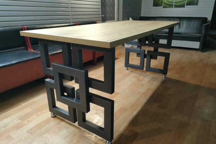Стол в стиле лофт